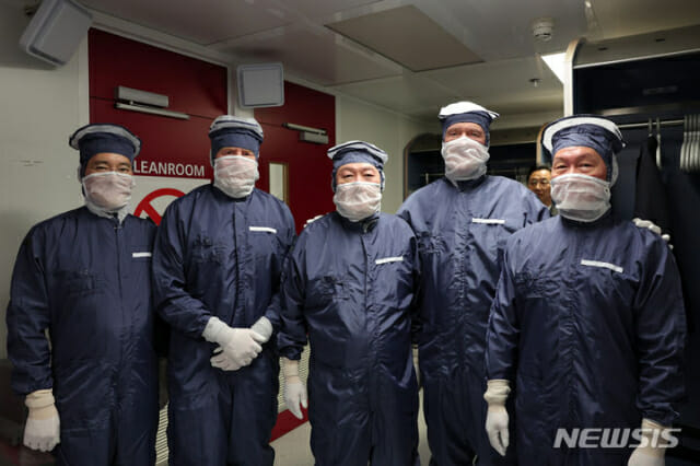 네덜란드를 국빈 방문한 윤석열 대통령과 빌럼 알렉산더르 국왕이 12일(현지시간) 벨트호벤 반도체장비 생산기업  ASML 본사에서 피터 베닝크 ASML 회장, 이재용 삼성전자 회장, 최태원 SK 회장과 함께 클린룸을 시찰, 환복하고 기념촬영 하고 있다. (왼쪽부터) 이재용 회장, 빌럼 알렉산더르 국왕, 윤 대통령, 피터 베닝크 회장, 최태원 회장. (사진=공동취재단, 뉴시스)