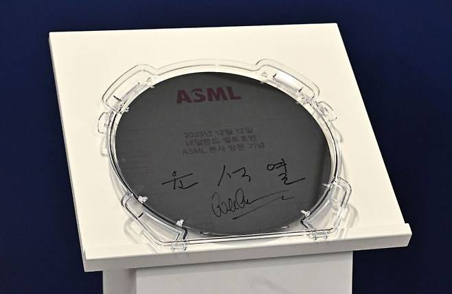 네덜란드를 국빈 방문한 윤석열 대통령이 12일(현지시간) 벨트호벤 소재 ASML 본사를 방문해 웨이퍼에 남긴 서명. [이미지출처=연합뉴스]