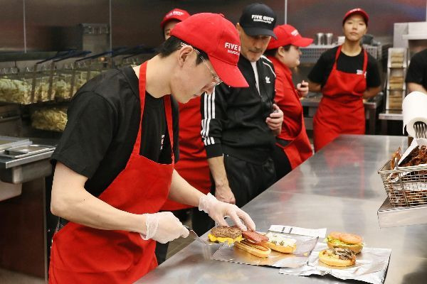 12일 에프지코리아가 주최한 ‘파이브가이즈 게임’에서 우승한 김명준씨 [사진제공=에프지코리아]