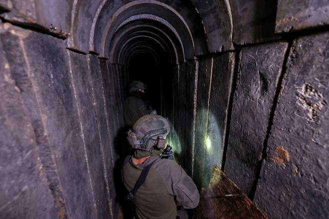 이스라엘 군인들이 지난달 22일(현지시간) 가자지구 알시파 병원 지하에 있는 터널을 확보하고 있다. 이스라엘군은 이날 알시파 병원에서 발견한 하마스의 지하 터널을 추가 공개했다. /로이터 연합뉴스
