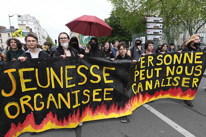연금개혁 반대 시위를 벌이는 프랑스 젊은이들./AFP 연합뉴스
