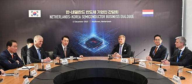 윤석열 대통령이 12일(현지 시각) 네덜란드 펠트호번에 위치한 반도체 장비 회사 ASML에서 열린 '한-네덜란드 반도체 기업인 간담회'에서 발언하고 있다. 왼쪽부터 최태원SK그룹 회장, 페테르 베닝크 ASML 최고경영자, 윤 대통령, 빌럼 알렉산더르 네덜란드 국왕, 이재용 삼성전자 회장, 안드레아스 페허 자이스(ZEISS)SMT 대표 ⓒ뉴시스
