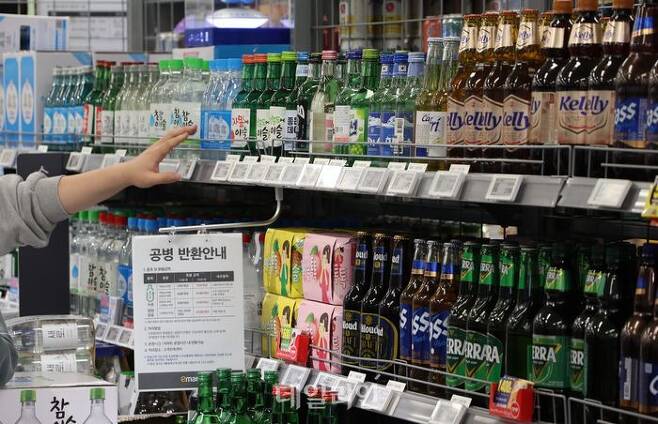 서울의 한 대형마트에 진열된 소주와 맥주 모습. ⓒ뉴시스