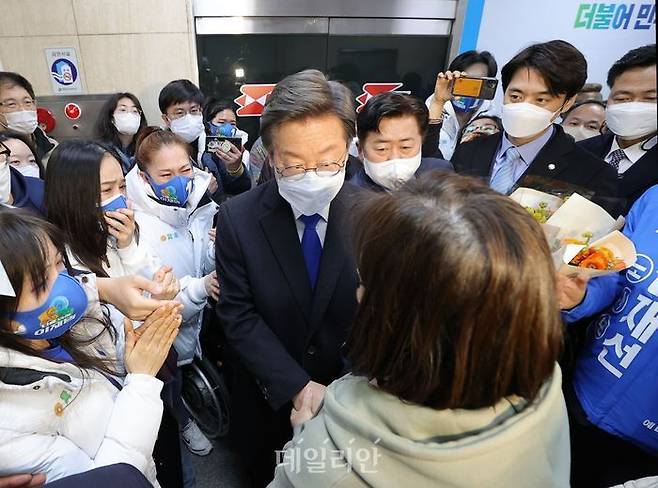 이재명 더불어민주당 당시 대선 후보가 지난해 3월 10일 서울 여의도 중앙당사에서 패배를 선언한 뒤 당사를 떠나고 있다. ⓒ데일리안 DB