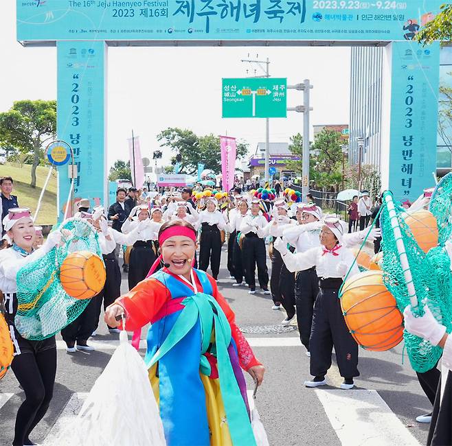 올해 9월 열린 제주해녀축제에서 해녀들의 신앙의식을 엿볼 수 있는 거리 행진이 펼쳐졌다. 제주도 제공