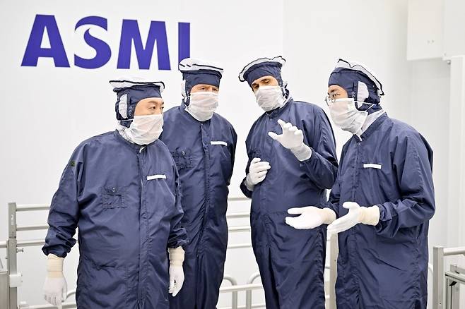 네덜란드를 국빈 방문 중인 윤석열 대통령이 12일(현지 시간) ASML 본사에서 빌럼 알렉산더르 네덜란드 국왕(왼쪽 두 번째)과 클린룸을 시찰하며 크리스토프 푸케(왼쪽 세 번째) ASML 최고사업책임자의 설명을 듣고 있다. 오른쪽은 이재용 삼성전자 회장. 뉴시스