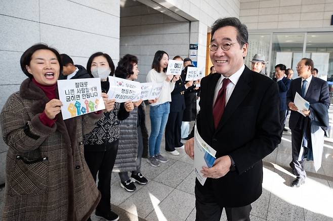 이낙연 전 총리가 28일 서울 용산구 백범김구기념관에서 열린 사단법인 연대와공생 ‘대한민국 위기를 넘어 새로운 길로’ 포럼에 참석하며 지지자들의 응원을 받고 있다. 2023.11.28/뉴스1