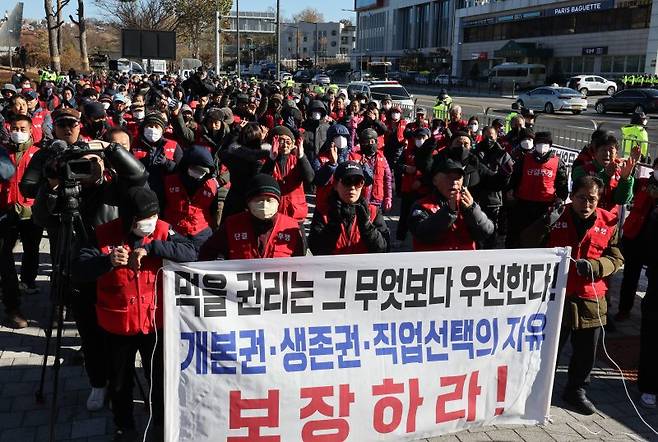 육견협회 "개식용금지법 추진 중단 촉구" (서울=연합뉴스) 서명곤 기자 = 정부와 국민의힘이 연내 개 식용 종식을 위한 특별법 제정을 추진하기로 한 가운데 30일 오후 서울 용산 대통령실 앞에서 대한육견협회 등이 연 집회에서 참가자들이 개식용금지법 추진 중단 등을 촉구하고 있다. 2023.11.30 seephoto@yna.co.kr (끝)