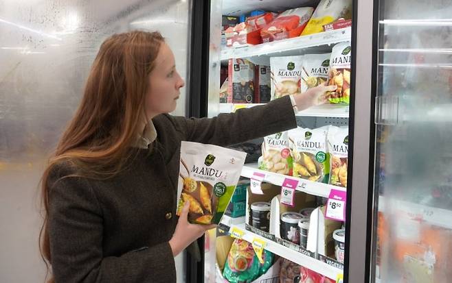 호주의 한 울워스(Woolworths) 매장에서 비비고 만두를 구매하고 있는 소비자의 모습 CJ제일제당 제공