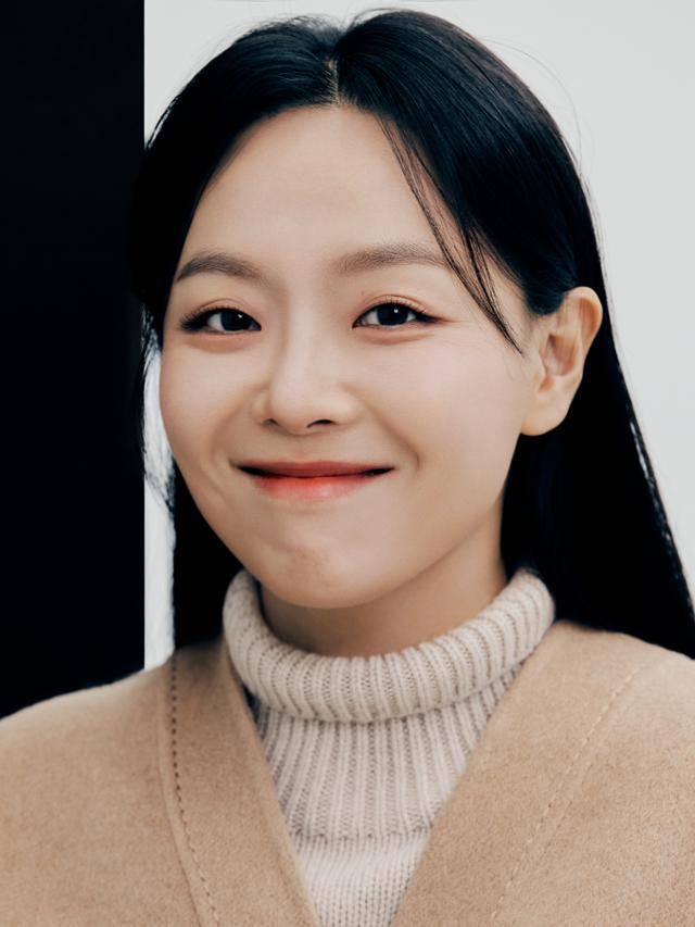 간호학을 전공한 배우 이상희는 영화를 전공한 친구와 함께 살면서 연기에 관심을 갖게 됐다. 영화를 전공한 친구는 불안한 생계로 간호조무사로 전향해 살고 있고, 반대로 간호사였던 이상희는 최근 영화 '로기완'을 찍었다. 눈컴퍼니 제공