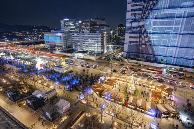 지난해 서울 광화문 광장에서 열린 크리스마스 마켓 전경. 서울관광재단 제공