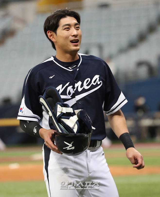 WBC 야구대표팀이 3일 오후 서울 고척스카이돔에서 SSG퓨처스와 연습경기를 펼쳤다. 대표팀 이정후가 경기 중 웃으며 교체되고 있다. 고척=정시종 기자