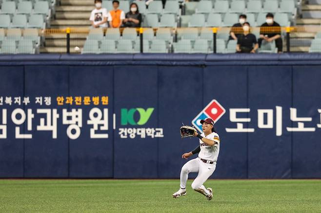 지난 14일 두산 베어스전에서 9회 슬라이딩 캐치로 외야 플라이를 처리하고 있는 이정후의 모습. 키움 히어로즈 제공