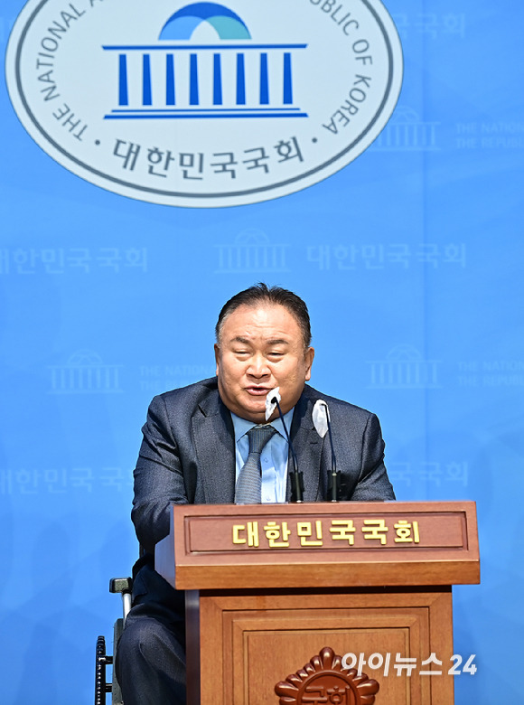 더불어민주당을 탈당한 이상민 무소속 의원이 13일 오후 서울 여의도 국회 소통관에서 더불어민주당 비판 기자회견을 하고 있다. [사진=곽영래 기자]