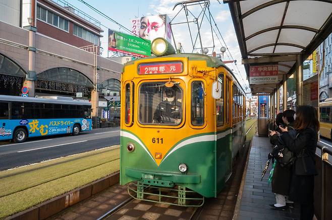 가고시마 도심을 다니는 트램은 복고 분위기가 물씬 풍긴다.