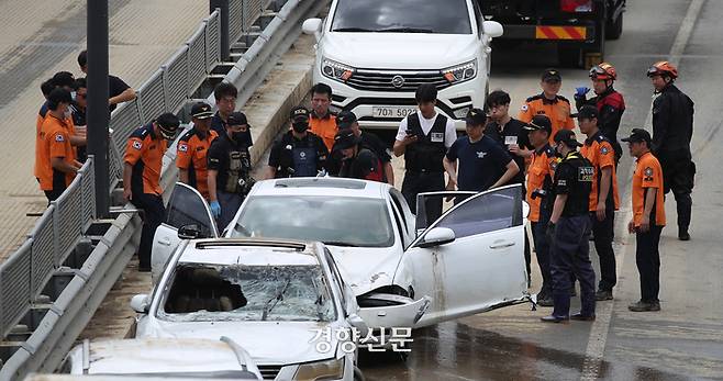 충북 청주 오송 지하차도 참사현장에서 구조대원 등 관계자들이 침수된 차량을 살펴보고 있다. 권도현 기자