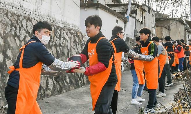 달동네에 ‘연탄 나눔’ 봉사 KT&G 임직원들이 지난 5일 서울 노원구 백사마을의 에너지 취약계층에 연탄을 전달하고 있다. KT&G 제공