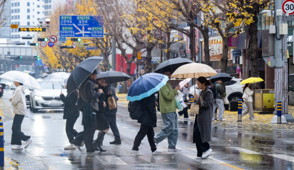 부산 부산진구 동천로 일원에서 시민들이 우산을 쓰고 발걸음을 옮기고 있다. 국제신문DB