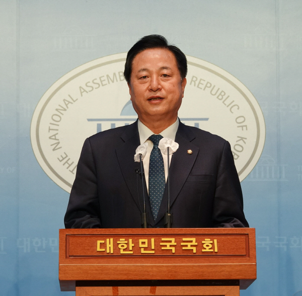 더불어민주당 김두관 의원이 13일 국회에서 강도형 해양수산부 장관 후보자의 사퇴를 촉구하는 기자회견을 하고 있다. 김 의원실 제공