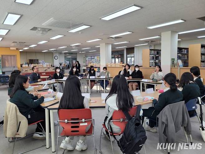 인천대학교는 올해 1학기 인천 옥련여고에서 그레이트 북스 토의식 세미나를 진행했다. 사진=인천대 그레이트북스 센터