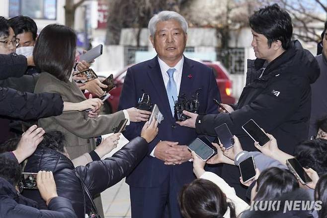 김홍일 방송통신위원장 후보자가 청문회 임시 사무실 앞에서 기자들의 질문을 받고 있다. 사진=임형택 기자 