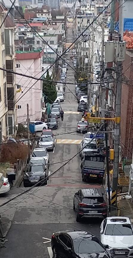 12일 오전 10시께 인천 남동구 간석1동 일원 주택가. 골목이 주차된 차량들로 가득하다. 홍승주기자