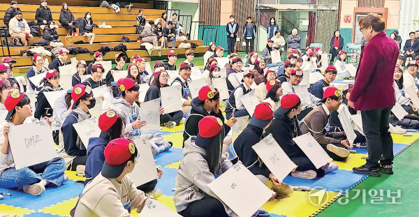 13일 오후 파주시민회관 대강당에서 열린 ‘파주통일 골든벨 대회’에서 학생들이 문제를 풀고 있다. 윤원규기자