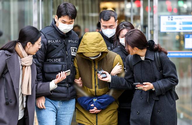 아내와 다투던 중 둔기로 폭행해 살해한 혐의를 받는 국내 대형 로펌 출신 미국 변호사가 범행 직후 신고에 앞서 부친에게 전화한 것으로 드러났다. 사진은 변호사 A씨가 지난 12일 서울 성북구 성북경찰서에서 서울중앙지방검찰청으로 송치되는 모습. /사진=뉴시스