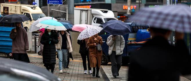 목요일인 오는 14일에는 오전에 전라·경남을 시작으로 비가 내리기 시작해 오후에 전국으로 확대될 것으로 보인다. 사진은 비가 내린 지난 11일 서울 서초구 교대역 인근에서 우산을 쓴 시민들이 이동하는 모습. /사진=뉴시스