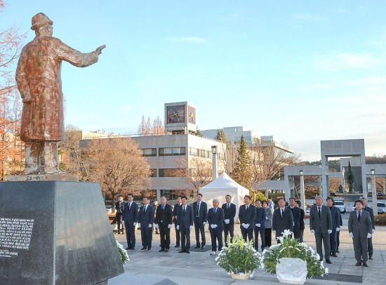 포항시의회가 박태준 회장 서거 12주기 추모식을 가졌다. (포항시의회제공)