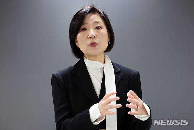 [서울=뉴시스] 조성우 기자 = 오영주 중소벤처기업부 장관 후보자가 12일 오전 서울 구로구 벤처기업협회에서 성상엽 벤처기업협회장과 차담회를 마친 뒤 소감을 말하고 있다. 2023.12.12. xconfind@newsis.com