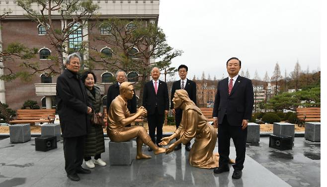 천안 백석대학교가 교내에 물의 정원 베데스다를 만들어 학생들에게 안식처를 제공했다. 장종현 총장(맨 오른쪽)은 예수님의 이웃 사랑 정신을 배우자고 말했다.