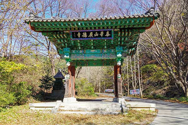 일주문 앞엔 태화산광덕사泰華山廣德寺, 뒤에는 호서제일선원湖西第一禪院이라는 현판이 걸려 있다.