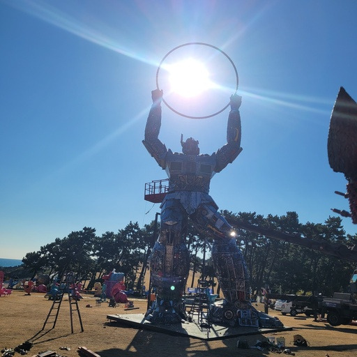 울산 간절곶에 설치된 솔라봇이 든 둥근 모형 안으로 해가 보이고 있다. 김후철씨 제공