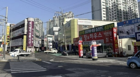 용인시는 기흥구 용인어정가구단지를 ‘상점가 상인회’로 등록했다. 사진은  용인어정가구단지 거리.  용인시 제공