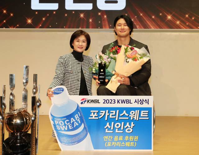 이진숙(왼쪽) 동아오츠카 마케팅본부 전무가 황현환 선수에게 신인상을 수여한 뒤 기념 촬영을 하고 있다. /사진제공=동아오츠카