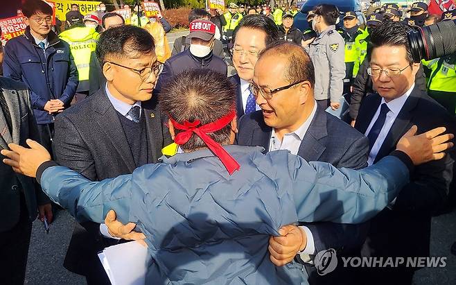 김영록 지사 가로막는 군공항반대 대책위 (무안=연합뉴스) 전승현 기자 = 13일 오후 전남 무안군 종합스포츠파크에서 '광주군공항 무안이전 반대 범군민대책위원회' 관계자들이 무안군민과대화 자리를 갖기 위해 찾아온 김영록 전남지사의 입장을 가로막고 있다. 2023.12.13 shchon@yna.co.kr