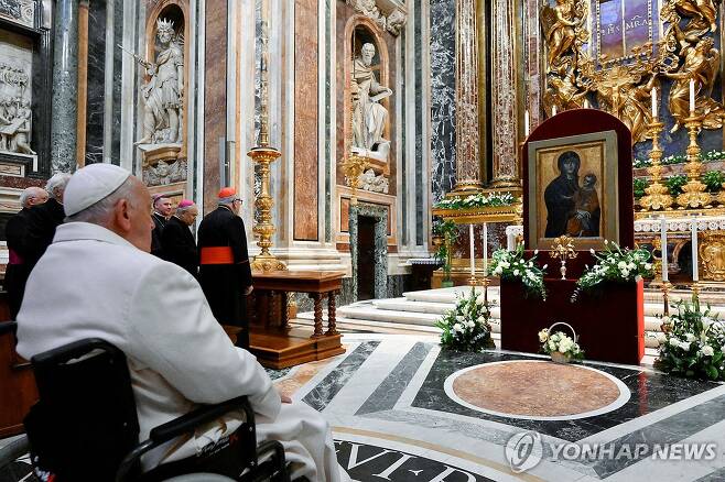 지난 8일 마조레 대성전에서 기도하는 프란치스코 교황 [로이터 연합뉴스 자료사진. 재판매 및 DB 금지]