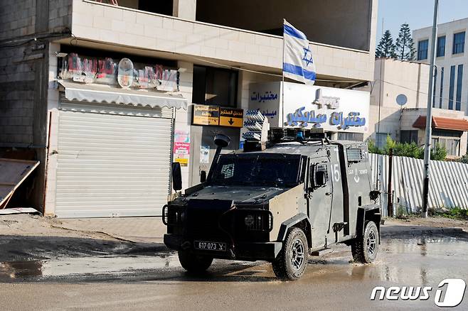 지난 12일(현지시간) 이스라엘군이 요르단강 서안지구 제닌 난민촌을 급습하고 있다. 팔레스타인 측은 이번 작전으로 3명이 숨졌다고 밝혔다. 2023.12.12/ ⓒ 로이터=뉴스1 ⓒ News1 박재하 기자