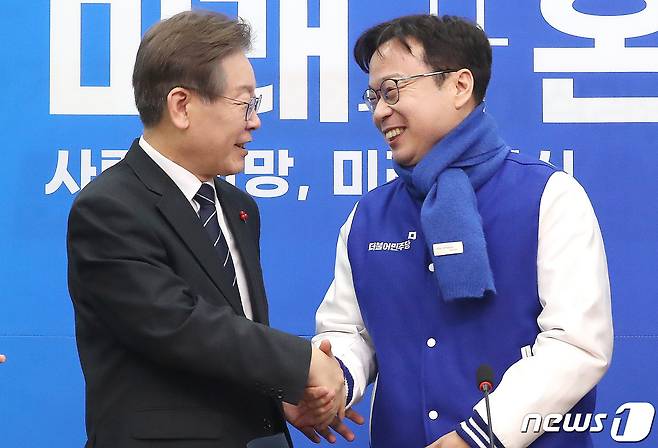 이재명 더불어민주당 대표가 14일 오전 서울 여의도 국회에서 열린 더불어민주당 2호 인재영입식에서 인재영입 2호 인사인 이재성 세솔테크 고문과 악수를 나누고 있다. 2023.12.14/뉴스1 ⓒ News1 임세영 기자