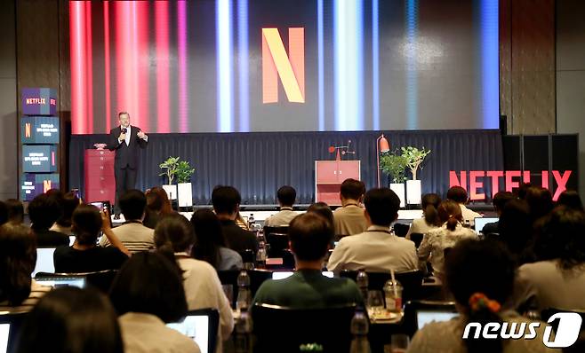 테드 서랜도스 넷플릭스 공동 최고 경영책임자(CEO)가 22일 오전 서울 종로구 포시즌스호텔에서 ‘넷플릭스와 한국콘텐츠 간담회’를 앞두고 인사말을 하고 있다. 2023.6.22/뉴스1 ⓒ News1 사진공동취재단
