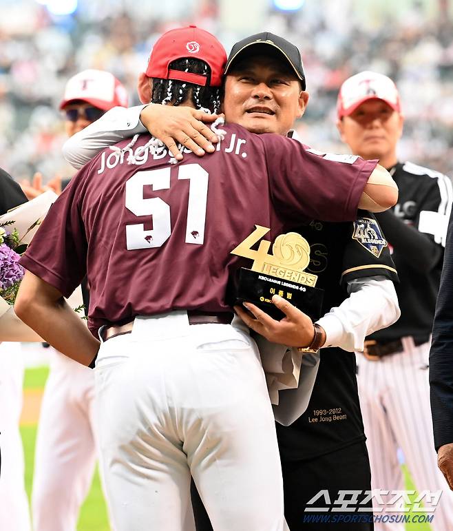 2022 KBO 올스타전. KBO 40주년 기념 레전드에 선정된 이종범이 아들 이정후에게 축하를 받고 있다. 잠실=허상욱 기자wook@sportschosun.com