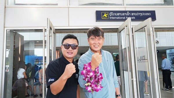  투어링스 장문수대표와 임진한 프로 라오스 비엔티안 공항 입국 현장.