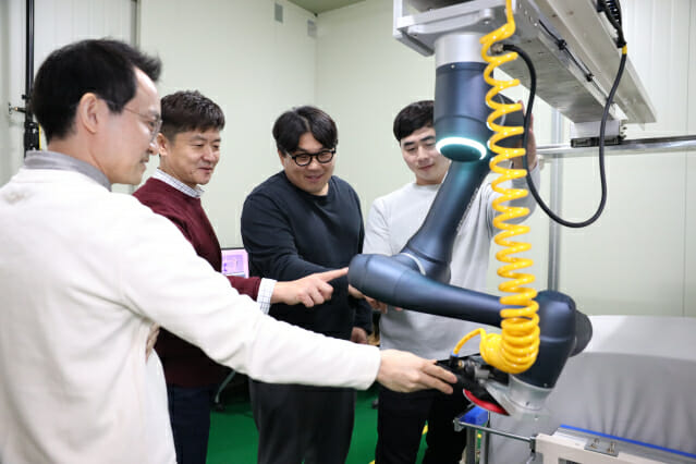 '작업자-로봇 공존환경 실시간 디지털트윈' 기술 개발을 이끈 이수웅 수석연구원 연구팀(왼쪽부터 김병학 수석연구원, 이수웅 수석연구원) (사진=생기원)