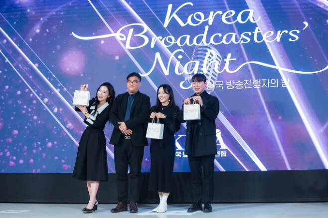 '한국 방송 진행자의 밤' 럭키드로우 수상자들과 오에르 김정구 이사