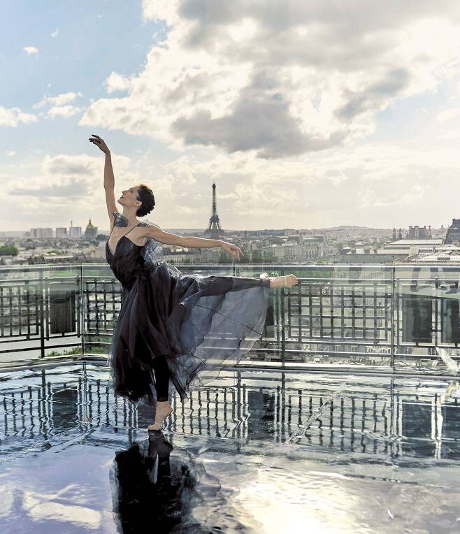 파리 센강변에 지난해 문을 연 슈발블랑 호텔의 옥상. 에펠탑을 배경으로 발레리나가 춤을 추고 있다. /이혜운 기자