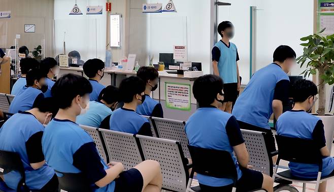 2023년도 첫 병역판정검사가 시작된 2월 1일 인천시 미추홀구 인천병무지청에서 입영대상자들이 신체검사를 받고 있다. 2023.2.1/뉴스1