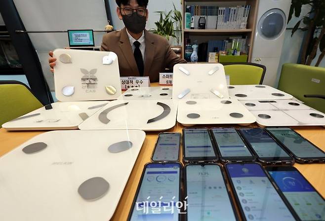 한국소비자원 관계자가 14일 정부세종청사에서 스마트 체중계 9개 제품 시험·평가한 결과를 발표했다. ⓒ뉴시스