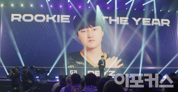 ‘루키 오브 더 이어’를 수상한 ‘페이즈’ 김수환.&nbsp;[사진=고정현 기자]