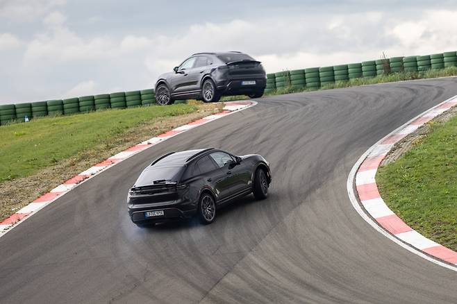 드리프트하듯 코너를 탈출하는 포르쉐 마칸 일렉트릭.